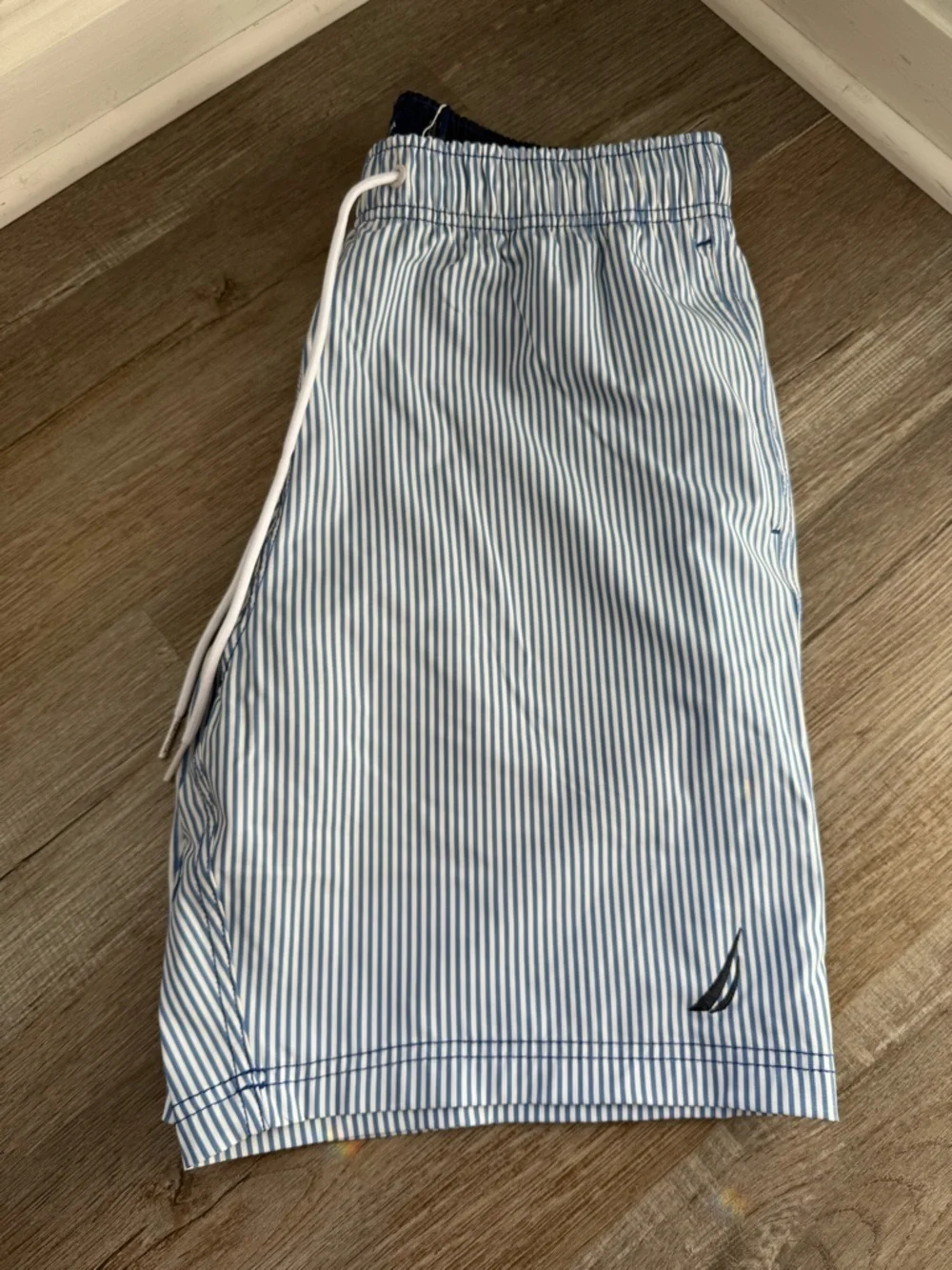 NEW Nautica Men’s Navy and White Pinstripe Swim Trunks Performance Stripe Size M